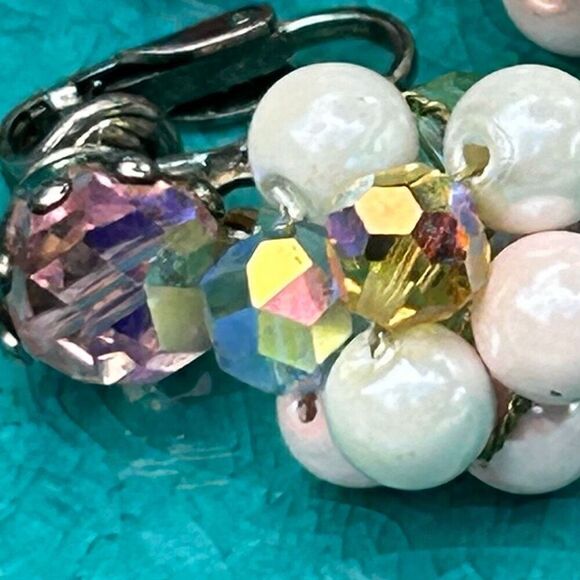 Vtg Laguna Dangle Drop Clip-On Earrings Multi Clustered AB Crystal & Faux Pearls - Picture 4 of 8